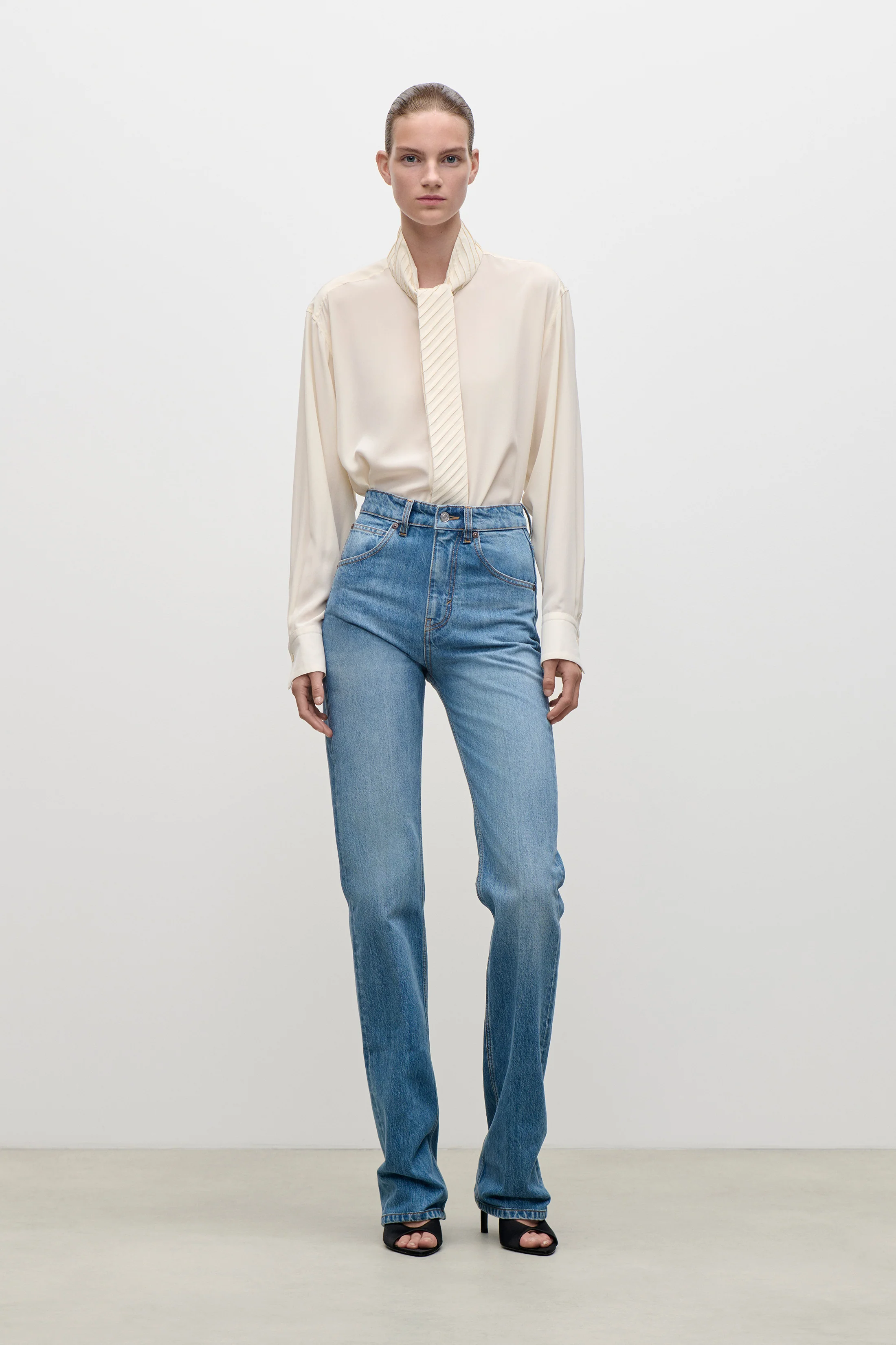 Julia Stretch Jean In Worn Blue Wash