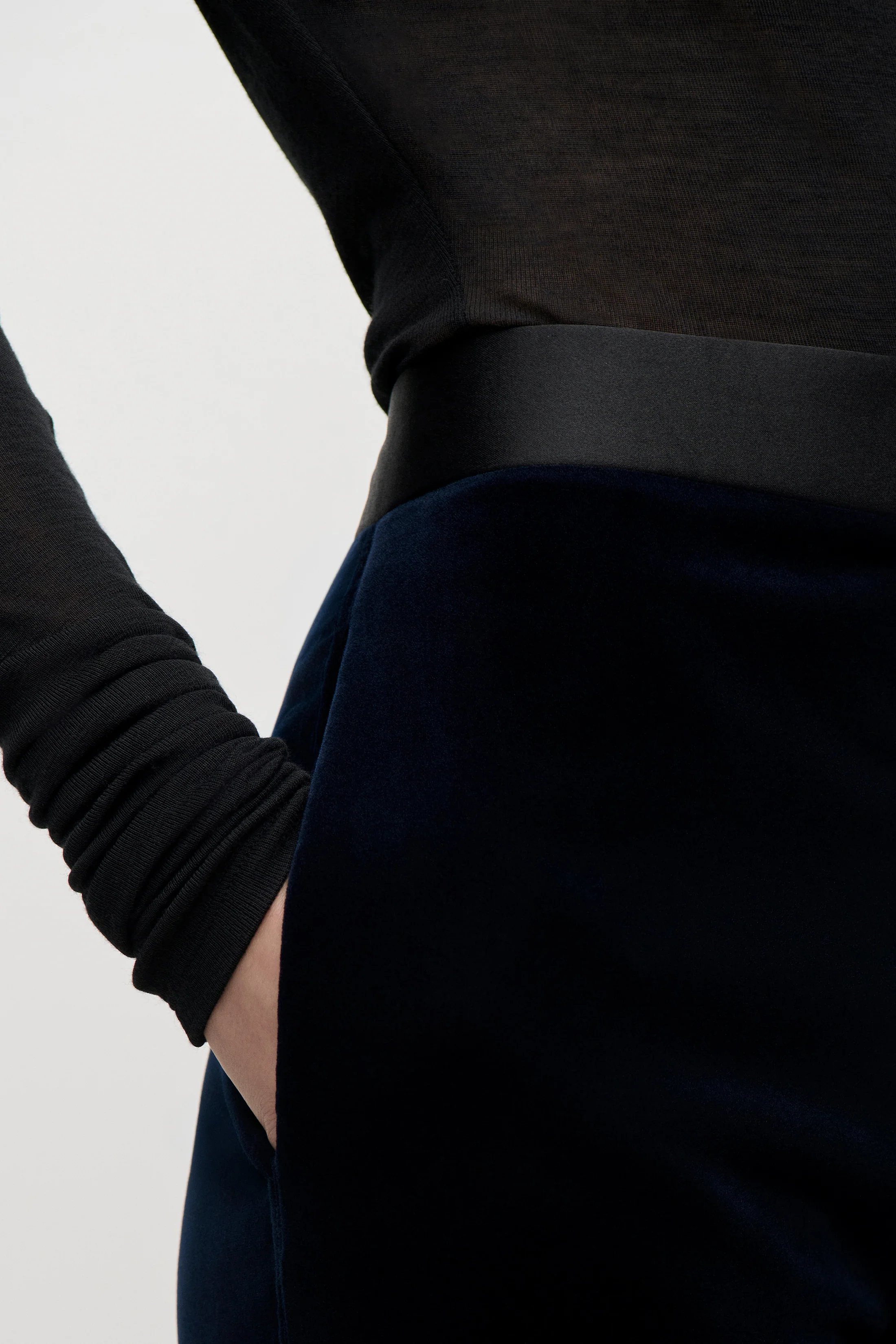Alina Trouser In Midnight Velvet - Image 5