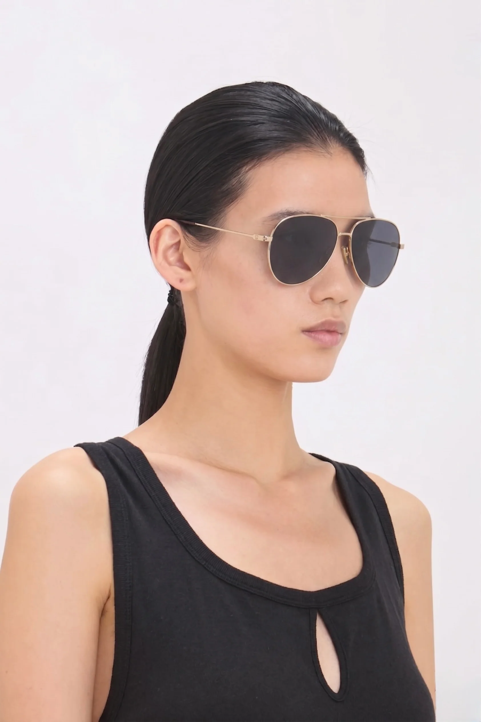 Fine Metal Pilot Sunglasses In Gold Black - Image 2